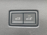 電動バックドアを装備。両手がふさがっていても、バンパー下に足を入れるだけでオープンできます。