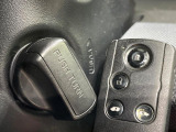【Hondaスマートキー】カバンやポケットに入れたままでもドアの施錠・解錠が可能なスマートキーを装備。エンジンのオン・オフ時もカギを取り出す必要が無いからとっても便利です♪