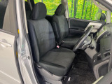 運転席まわりには十分なスペースがあり、大柄な方でもゆったり運転していただける環境です。