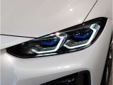 【LEDヘッドライト】先進のLEDテクノロジーを採用。放射される白色光の周波特性は太陽光に近く、バイキセノン・ヘッドライトを上回るコントラストで更に明るく輝きます!