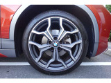 【BMWアロイホイール】軽量かつ強度に拘ったアロイホイール。走行性能ポテンシャルを引き出す設計。タイヤのサイドウォールが強化されたランフラットタイヤは、パンク時にタイヤがつぶれてもリムから外れません。