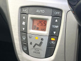 【オートエアコン】一度お好みの温度に設定すれば、車内の温度を検知し風量や温度を自動で調整。暑い…寒い…と何度もスイッチ操作をする必要はありません。快適な車内空間には必須の機能ですね♪
