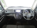 黒を基調としたスタイリッシュなデザインの運転席です。エマージェンシーブレーキ、踏み間違い防止などの安心装備付き!