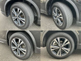 225/60R18 純正アルミホイール装着。