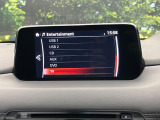【8.8インチマツダコネクト】車内の雰囲気にマッチした大型のディスプレイ。スマホ接続でのナビ使用やBluetooth再生等、様々な機能が楽しめます。直感的なダイヤル操作が可能で、使い勝手も良好です。