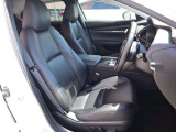 正しい姿勢で運転できるように体幹の腰部をしっかりささえるようデザインされているシートです。素材、シート形状を研究することでフィット感を高めつつ、優れた快適性を実現しています。