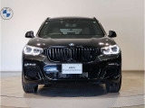 【BMWの伝統】BMWの特徴的な“キドニーグリル”は、80年以上続く伝統の形でございます。変わらないこだわりのデザインが、プレミアムブランド“BMW”を創り出します。
