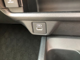 【充電用USBポート】スマホなどの充電に便利なUSBポートがついています!