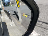 {ブラインドスポットモニター}隣の車線を走る車両をレーダーで検知し、ドアミラーに搭載されたLEDインジケーターが点灯し注意を喚起してくれます。