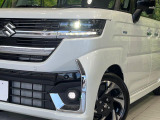 【LEDヘッドライト】悪天候や夜間走行時も良好な視界を確保し安心して運転できる高輝度LEDヘッドライトを装備!点灯速度が早く、消費電力も抑えられています。