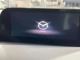 【8.8インチマツダコネクト】車内の雰囲気にマッチした大型のディスプレイ。スマホ接続でのナビ使用やBluetooth再生等、様々な機能が楽しめます。直感的なダイヤル操作が可能で、使い勝手も良好です。