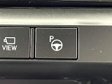 【アドバンストパーク】駐車するスペースの横に停車後、スイッチを押すだけで、システムがステアリング・シフト・アクセル・ブレーキを操作し、駐車を完了させます!機能には限界があるためご注意ください。