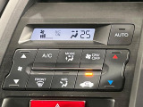 【オートエアコン】一度お好みの温度に設定すれば、車内の温度を検知し風量や温度を自動で調整。暑い…寒い…と何度もスイッチ操作をする必要はありません。快適な車内空間には必須の機能ですね♪