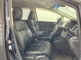 乗降がしやすい運転席。高さが調節できて小柄な女性でもベストポジションをとることができます。