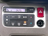 【オートエアコン】一度お好みの温度に設定すれば、車内の温度を検知し風量や温度を自動で調整。暑い…寒い…と何度もスイッチ操作をする必要はありません。快適な車内空間には必須の機能ですね♪