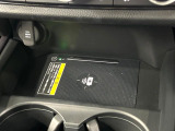 【置くだけ充電】スマートフォンを置くだけで充電可能!シート周りの配線が絡まる必要もなくなりますね!