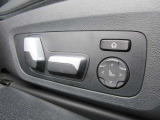 運転席メモリー付きフロント電動シート装備。