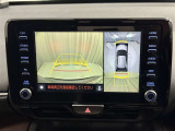 車両を上から見たような映像を表示するパノラミックビューモニター付きです。
