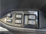 パワーウィンドウのスイッチですよ。 運転席に居ながら窓を開け閉めのコントロールできますよ。 ロック機能で、子供がイタズラして窓を開けるという事も無くなりますよ。