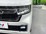 【LEDヘッドライト】悪天候や夜間走行時も良好な視界を確保し安心して運転できる高輝度LEDヘッドライトを装備!点灯速度が早く、消費電力も抑えられています。
