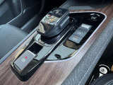 美しく、誰もが使いやすいデザインの電制シフト☆木目調のデザインがオシャレですよね♪SPORT、ECO、NORMALの3種類のドライブモードを設定★オートブレーキホールドスイッチも★