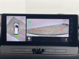 【アラウンドビューモニター】まるでクルマを真上から見下ろしたかのような視点で駐車をサポートします!クルマの斜め後ろや真横など、前後左右の4つのカメラの映像が合成されて、モニターに映し出されます。