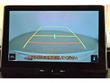 バックガイドモニター(バックモニター)付き。車両後方の映像をナビ画面に表示し、駐車などの後退操作をサポートします。