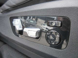 運転席メモリー付きフロント電動シート装備。