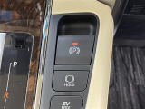 【電動パーキングブレーキ/オートブレーキホールド】パーキングブレーキをかけるときはレバーを引くだけ!ブレーキホールドは信号待ちなどの停止中にブレーキペダルから足を離してもブレーキがかかったまま!