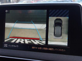 マットブラックにホワイトのLIBERALAのロゴの建物と看板が目印です。