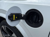 ◆充電/電気充電は左側フロントフェンダーから。従来のガソリンに加え、新たな動力源をプラスした可能性あふれる一台
