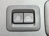 【パワーバックドア】スマートキーや運転席のボタンを押すだけでリアゲートが自動で開閉します!荷物を持っている時や、高い位置にあるバックドアを閉める際に便利な機能です♪