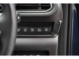 機能性溢れる運転席まわり。使いやすいスイッチ類の配置で運転中のストレスを軽減し楽しくドライブできますよ。