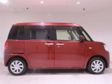 運転席側の真横からのサイドフォルム、シンプルで飽きのこないスタイリッシュなスタイルですね!乗降しやすそうなのがわかります。