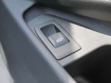 電動リアゲート装備です。バンパー下でのキックスイッチも装備されております。