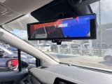 リアのカメラの画像を表示する『スマートルームミラー』で荷物いっぱいでも後部が見えます。 ディーラーオプション「前ドラレコ」も装備