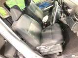 運転席シート廻りは使用感も少なく、良好な状態となっています。前オーナー様が丁寧に使っていたことがよくわかりますね。
