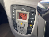 【オートエアコン】一度お好みの温度に設定すれば、車内の温度を検知し風量や温度を自動で調整。暑い…寒い…と何度もスイッチ操作をする必要はありません。快適な車内空間には必須の機能ですね♪