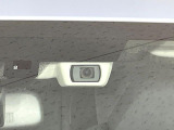 【アイサイトVer3】前方の車両等を検知し、衝突しそうな時は警報で注意を促し、ブレーキを踏む力をサポート。ブレーキを踏めなかった場合は衝突被害軽減ブレーキが作動、衝突回避をサポートします。