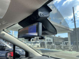 ディーラーオプション『前+車室内ドライブレコーダー』装備。表示はスマートフォンアプリで行います。