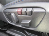 運転席メモリー付きフロント電動シート装備。