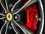 ロッソ・コルサのブレーキキャリパーがホワイトのボディに映え、足元を鮮やかに引き締めます。