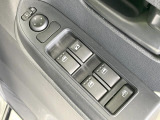 【電動格納ミラー】サイドミラーは電動格納式となっており、狭い駐車場でもキズがつくリスクを抑えられます。