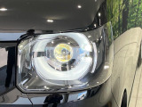 【LEDヘッドライト】悪天候や夜間走行時も良好な視界を確保し安心して運転できる高輝度LEDヘッドライトを装備!点灯速度が早く、消費電力も抑えられています。