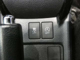 トラクションコントロールとは、すべりやすい路面での発進時や加速時にタイヤの空転を抑え、駆動力確保に貢献する機能です。詳細は販売店スタッフまでおたずねください。