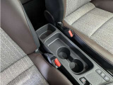 便利なカップホルダーを装備しています。 缶ジュースを開けて運転していると振動で倒れないかヒヤヒヤ、意外と置き場に困るもの。 意外に重要な装備ですね