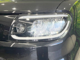 【LEDヘッドライト】悪天候や夜間走行時も良好な視界を確保し安心して運転できる高輝度LEDヘッドライトを装備!点灯速度が早く、消費電力も抑えられています。