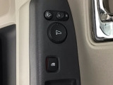 狭い駐車場で便利な電動格納ドアミラーが付いています。