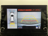 【パノラミックビューモニター】クルマを真上から見下ろした視点で駐車をサポートします!クルマの斜め後ろや真横など、いち早く障害物に気が付くことができます。