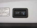 パワーバックドア搭載でバックドアの開閉が指1本♪